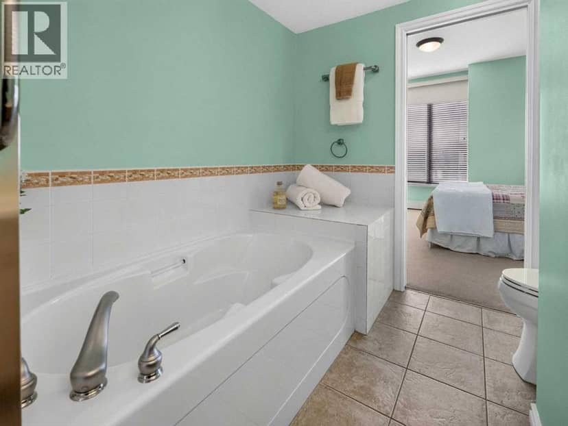 704, 1718 14 Avenue NW — photo 25 of 40