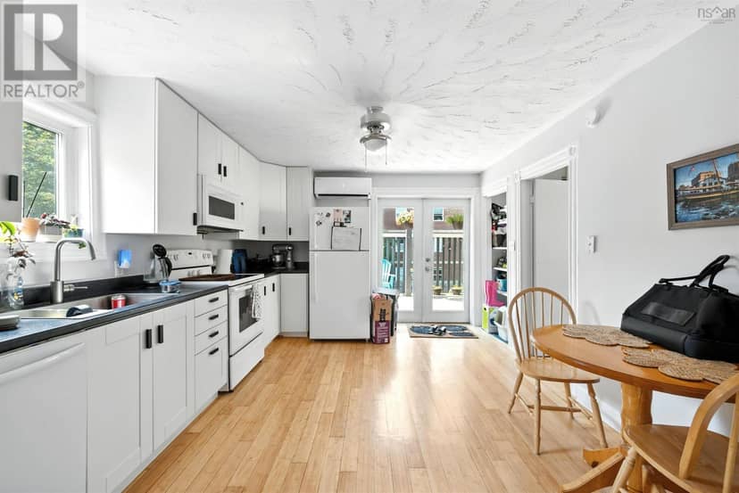 5651 Macara Street — photo 15 of 40