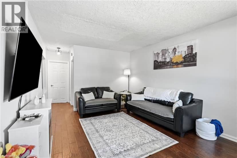 21 RENFREW Street E — photo 9 of 34
