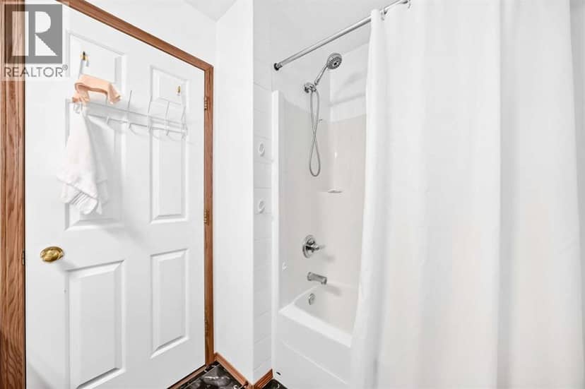 98 Country Hills Heights NW — photo 15 of 31