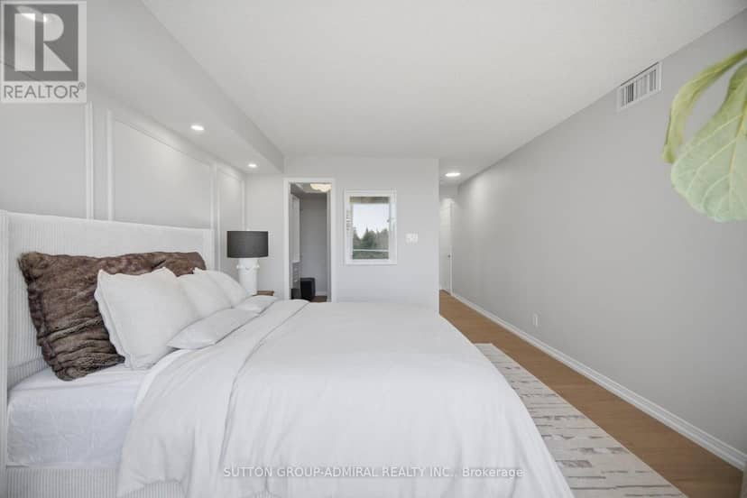 411 - 1 Aberfoyle Crescent — photo 14 of 35