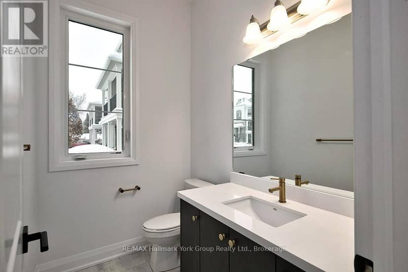 5-11 Bay Street E — photo 9 of 40