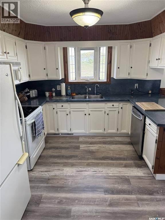203 MacDonald STREET — photo 14 of 16