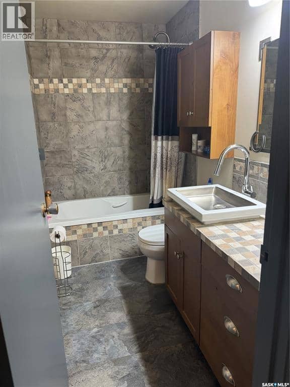 203 MacDonald STREET — photo 2 of 16