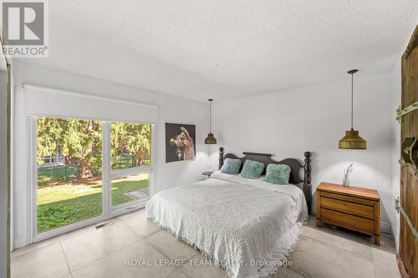 33 Rutherford Crescent — photo 37 of 40