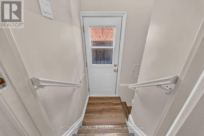 18 Elderfield Crescent — photo 25 of 40