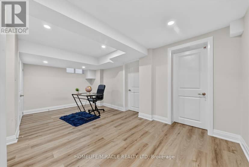 18 Elderfield Crescent — photo 31 of 40