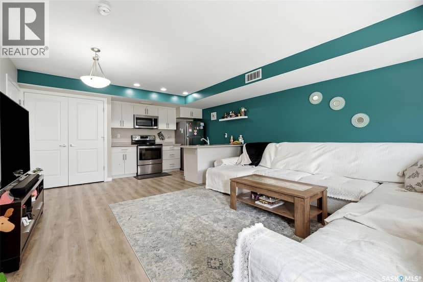 302B 3355 Green Poppy STREET — photo 8 of 25