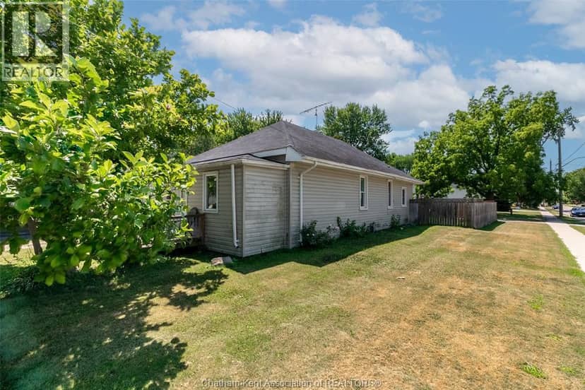 252 Wellington STREET East — photo 2 of 26