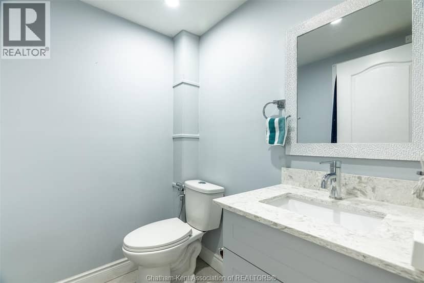 252 Wellington STREET East — photo 5 of 26