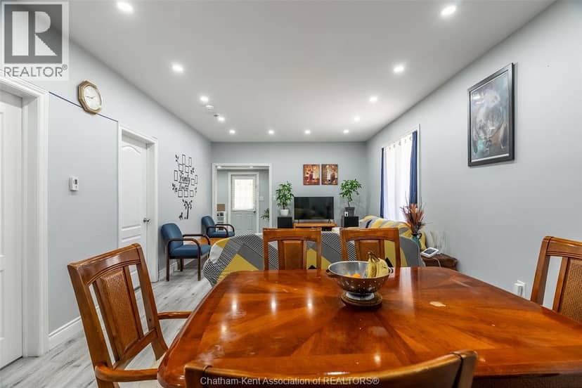 252 Wellington STREET East — photo 10 of 26