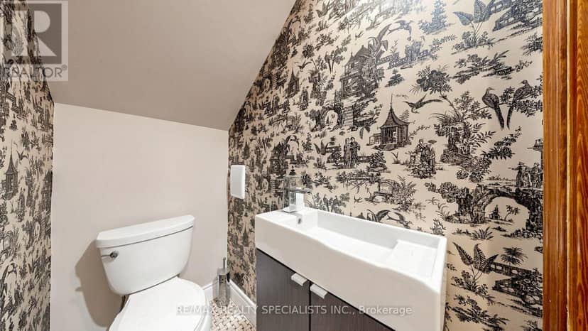 1316 King Street E — photo 15 of 40