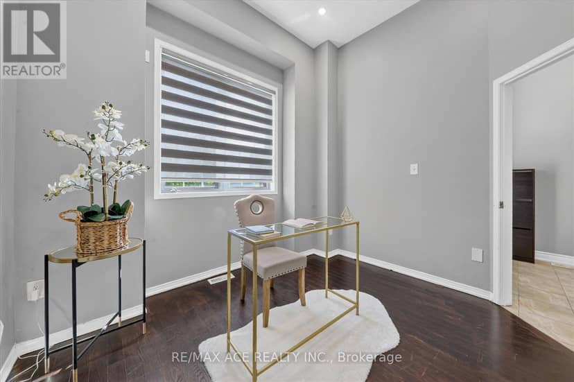 39 Skelton Crescent — photo 9 of 40