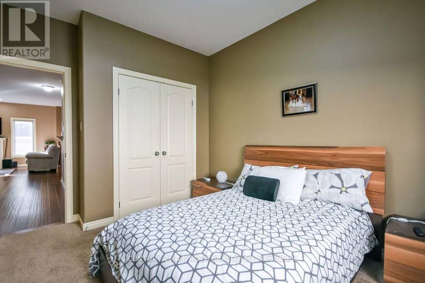 21 Armeda Clow Crescent — photo 18 of 38