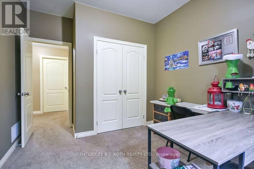 21 Armeda Clow Crescent — photo 29 of 38