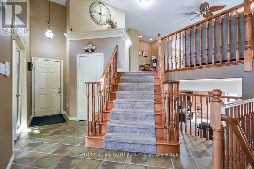 21 Armeda Clow Crescent — photo 3 of 38