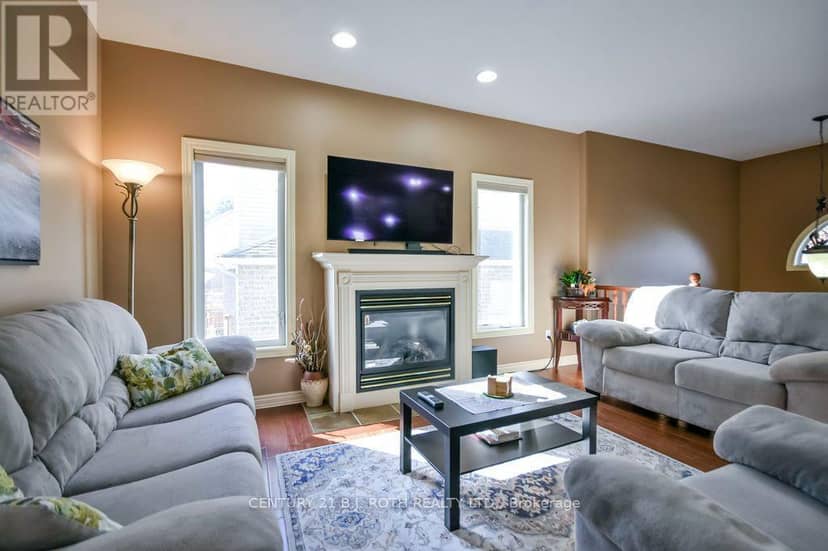 21 Armeda Clow Crescent — photo 7 of 38