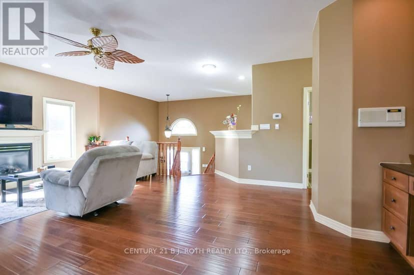 21 Armeda Clow Crescent — photo 8 of 38