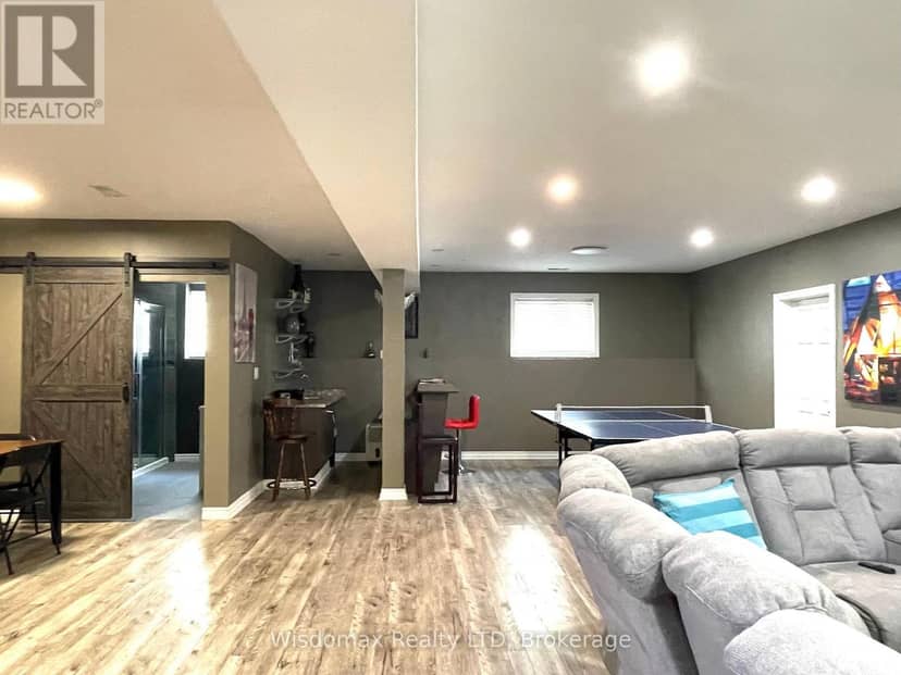 8272 Woodsview Crescent — photo 15 of 20