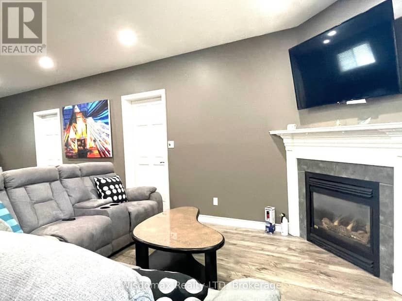 8272 Woodsview Crescent — photo 17 of 20