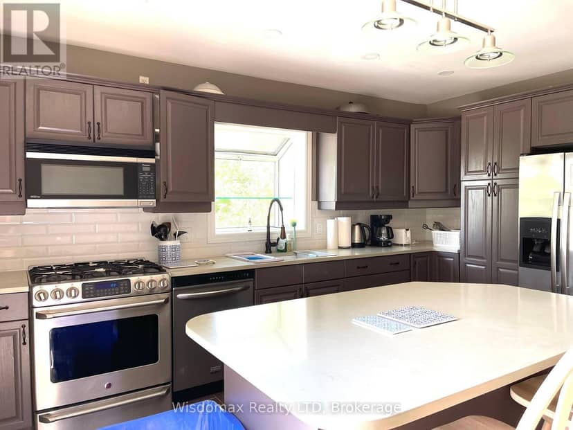 8272 Woodsview Crescent — photo 9 of 20