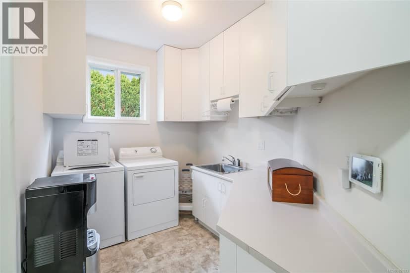 1765 Admiral Tryon Blvd — photo 32 of 40