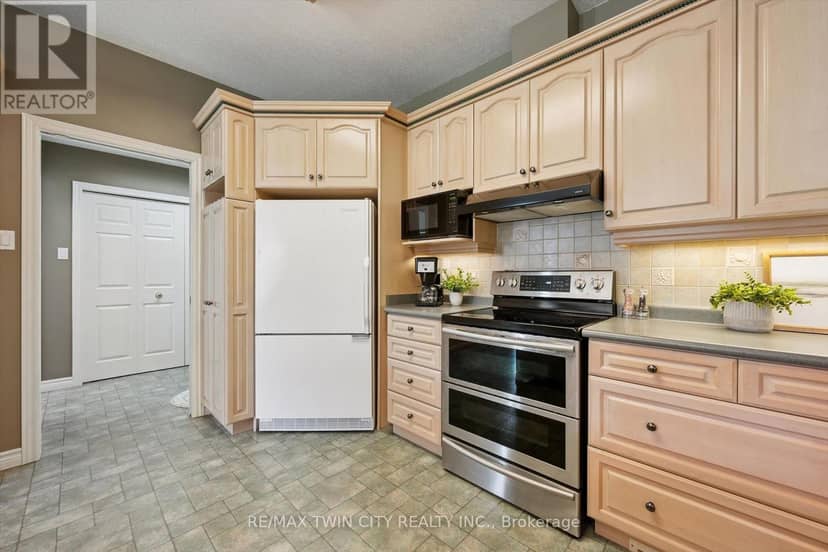 8 Chancellor Drive — photo 10 of 33