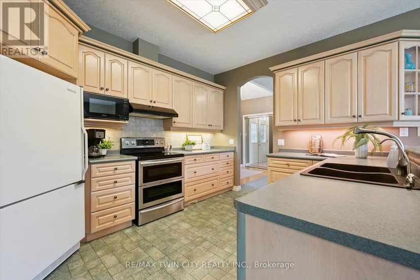 8 Chancellor Drive — photo 9 of 33