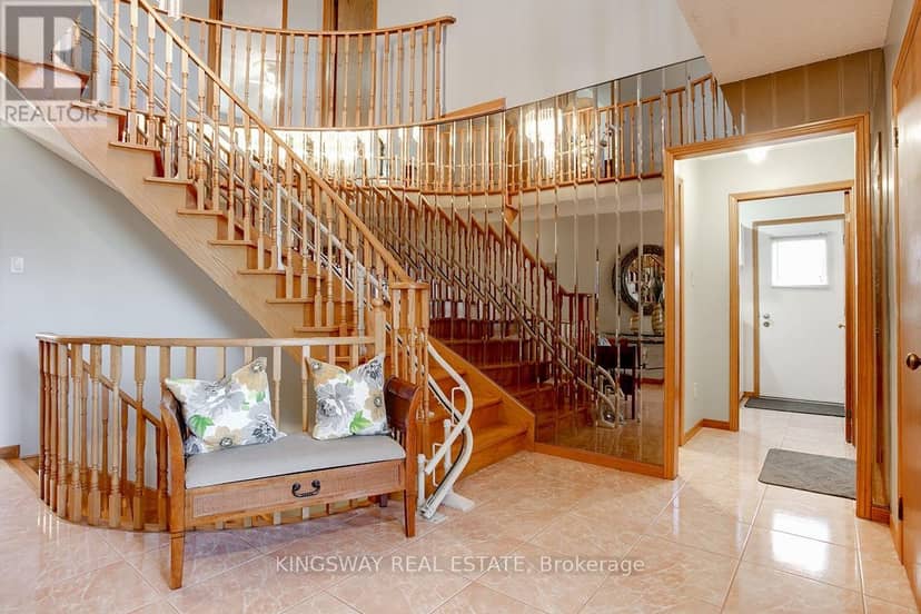 407 Glenashton Drive — photo 6 of 39