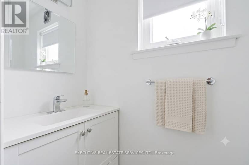 60 Chipwood Crescent — photo 11 of 18