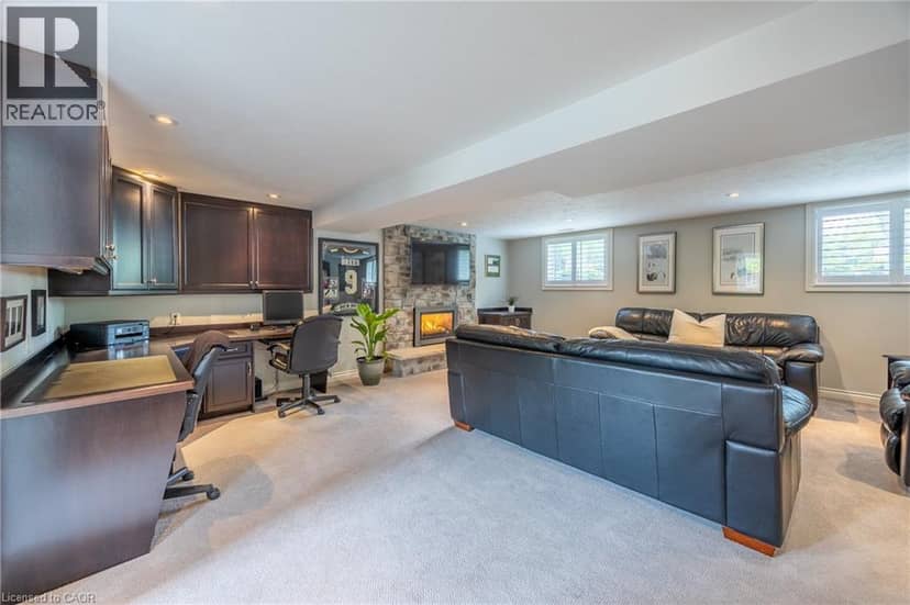 43 BERKLEY Crescent — photo 17 of 32
