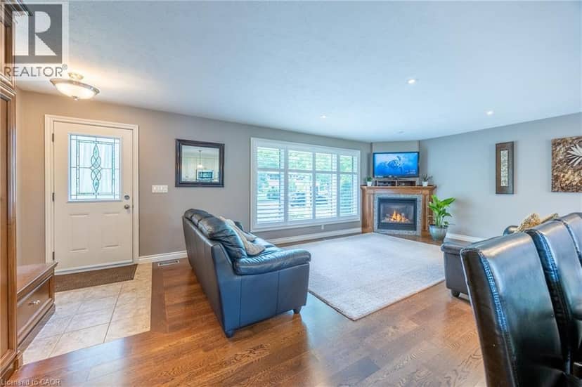 43 BERKLEY Crescent — photo 2 of 32