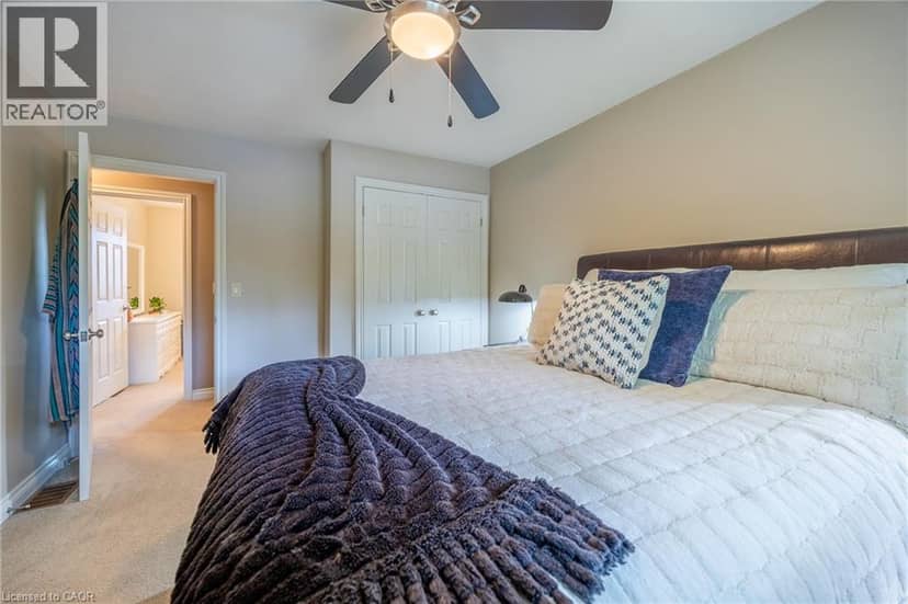 43 BERKLEY Crescent — photo 9 of 32