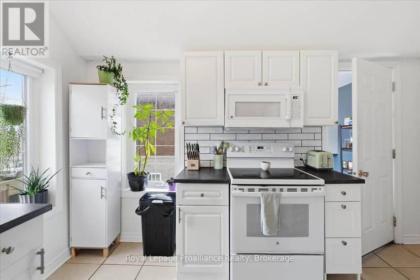 209 Dundas Street E — photo 10 of 28