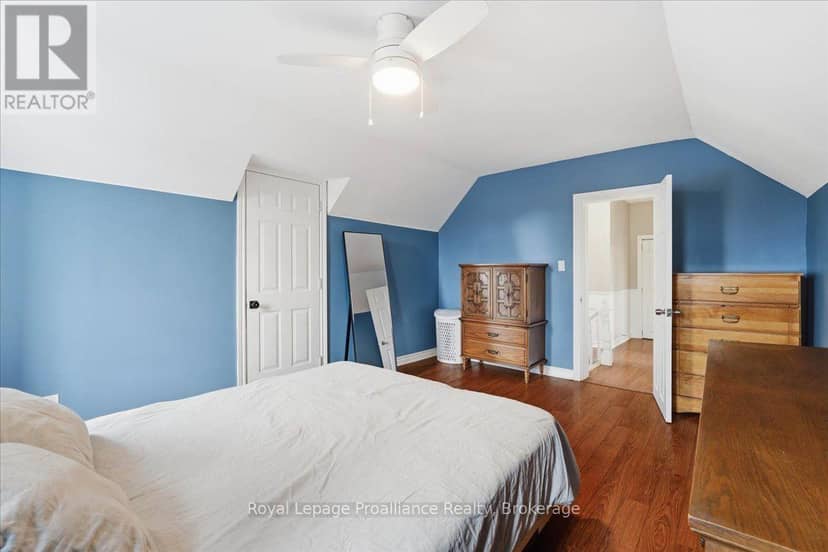 209 Dundas Street E — photo 21 of 28