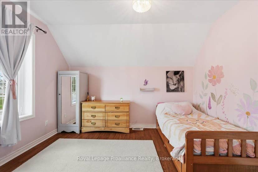 209 Dundas Street E — photo 23 of 28