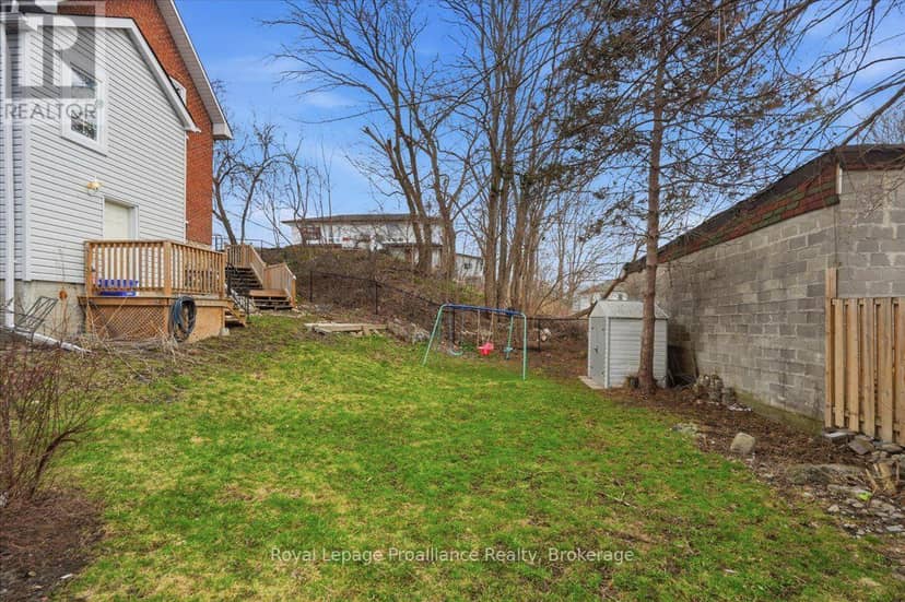 209 Dundas Street E — photo 25 of 28