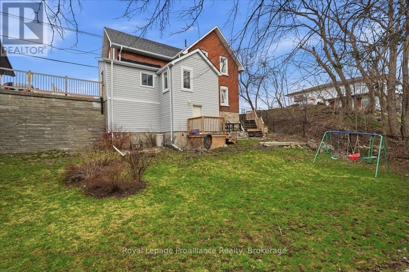 209 Dundas Street E — photo 26 of 28