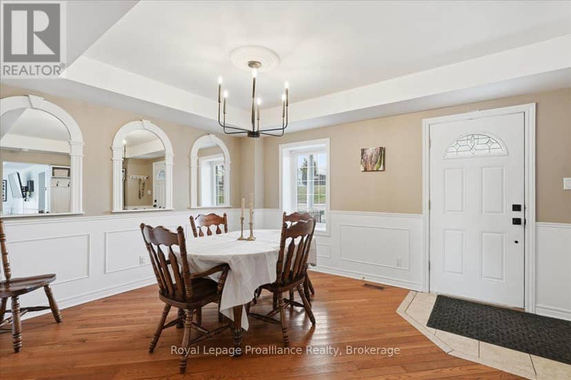 209 Dundas Street E — photo 6 of 28