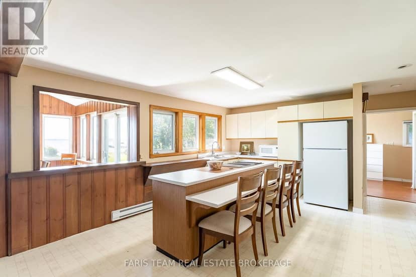 1467 Cunningham Crescent — photo 7 of 34
