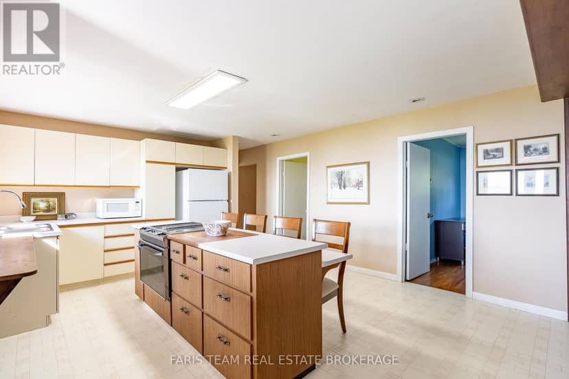 1467 Cunningham Crescent — photo 8 of 34