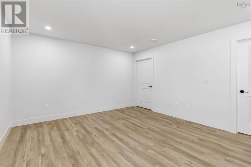 PC-5 18 Pearlgarden Close — photo 5 of 39