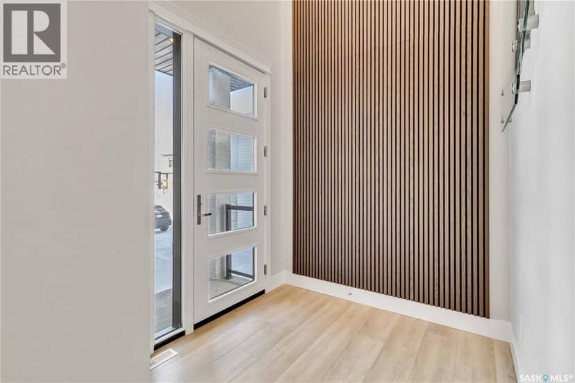 470 Yuel CRESCENT — photo 3 of 35