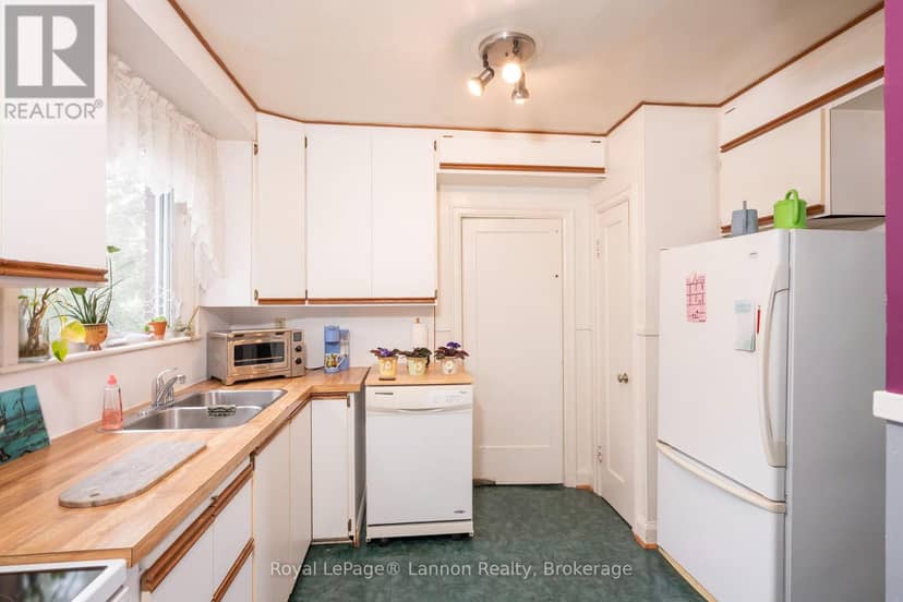 82 College Street W — photo 14 of 40