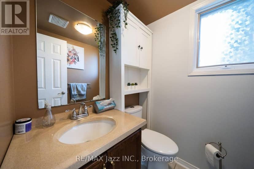 110 Freeland Avenue — photo 8 of 40