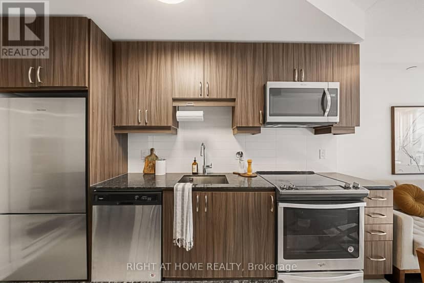610 - 9201 Yonge Street — photo 9 of 32