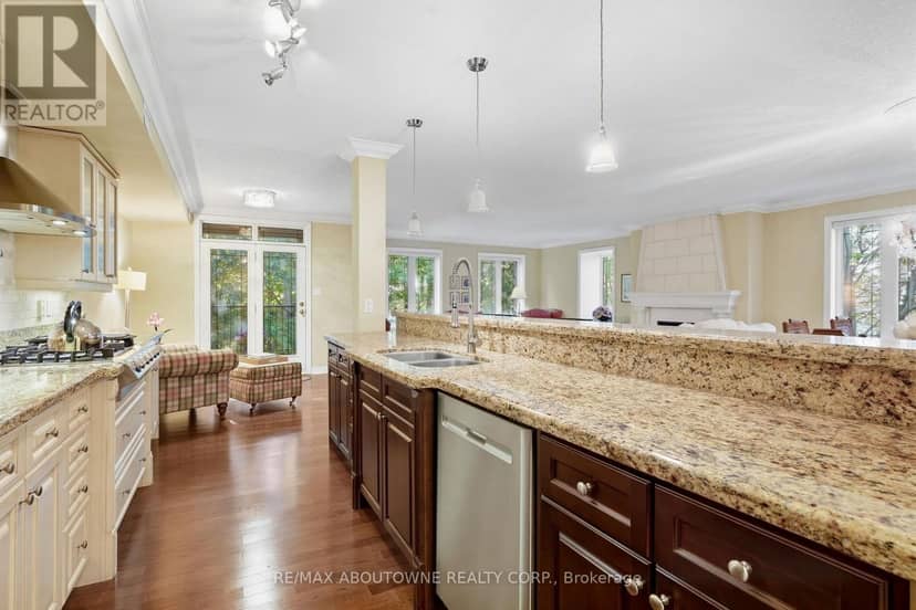 301 - 390 Upper Middle Road — photo 19 of 37