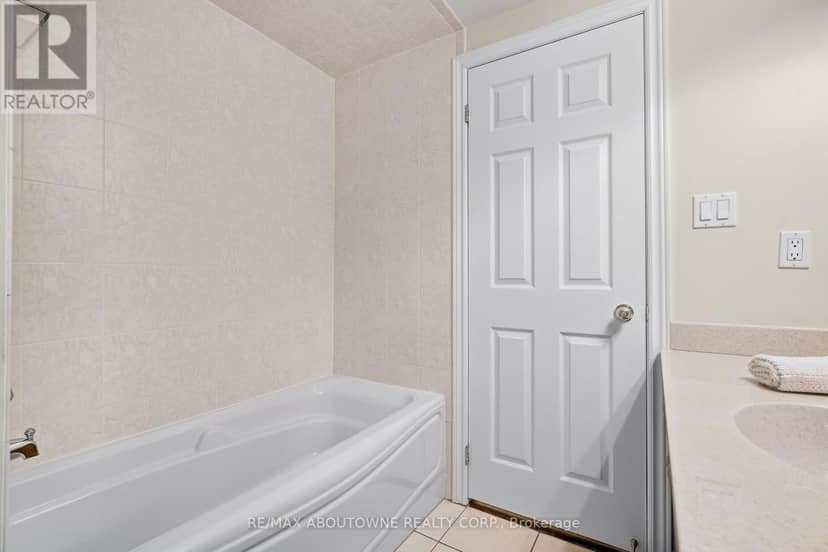 301 - 390 Upper Middle Road — photo 26 of 37