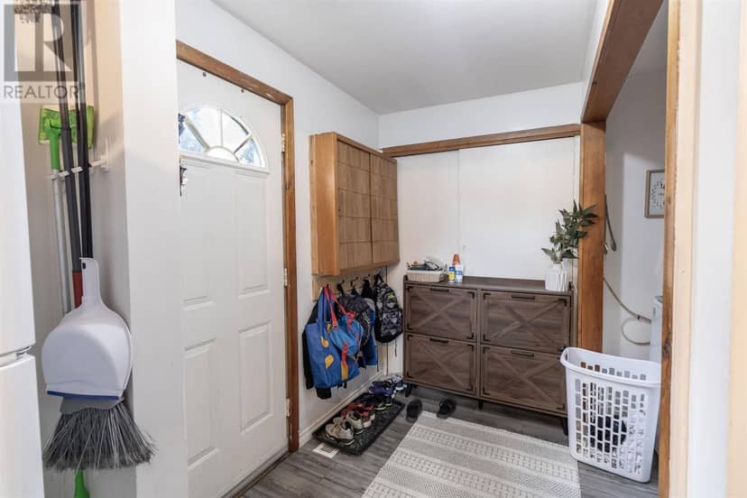100 Amy AVE — photo 3 of 26