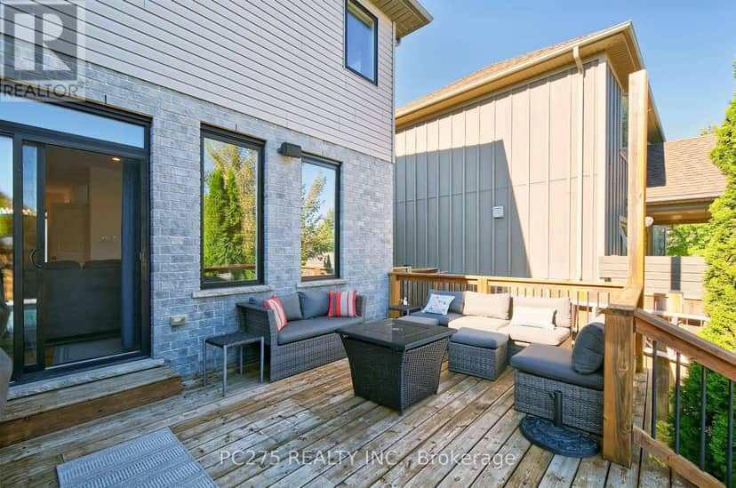 16 Peregrine Avenue — photo 33 of 35
